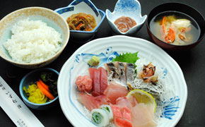 お刺身でお食事 … 1,760円 お刺身でお食事 … 1,760円
