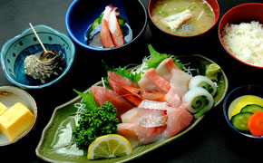 地魚刺身盛りあわせ定食 … 2,500円 地魚刺身盛りあわせ定食 … 2,500円