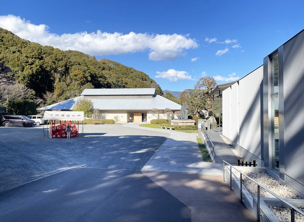 写真正面が受付のある近代館、右が仏教館。