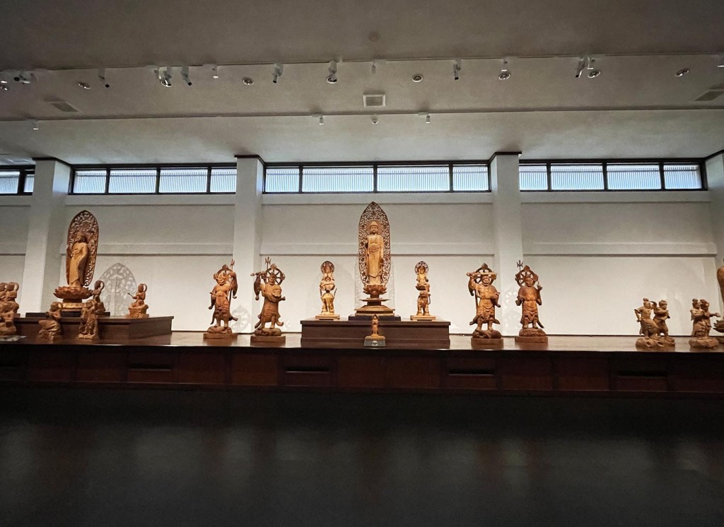 扉を開けると真っ先に目に飛び込んでくる「釈迦三尊と四天王」。