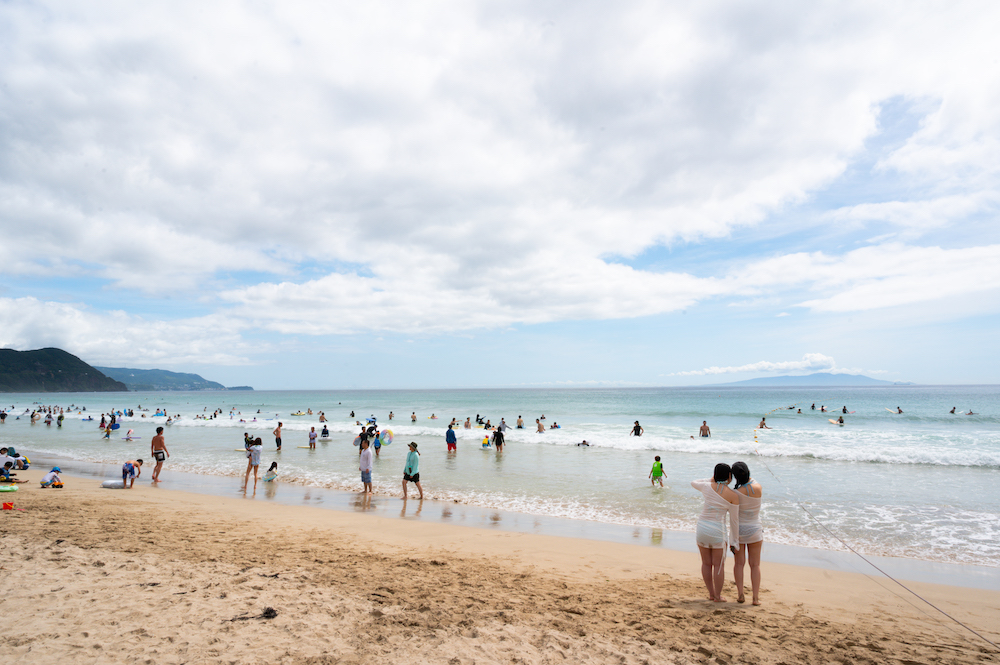 友人と楽しそうな白浜大浜