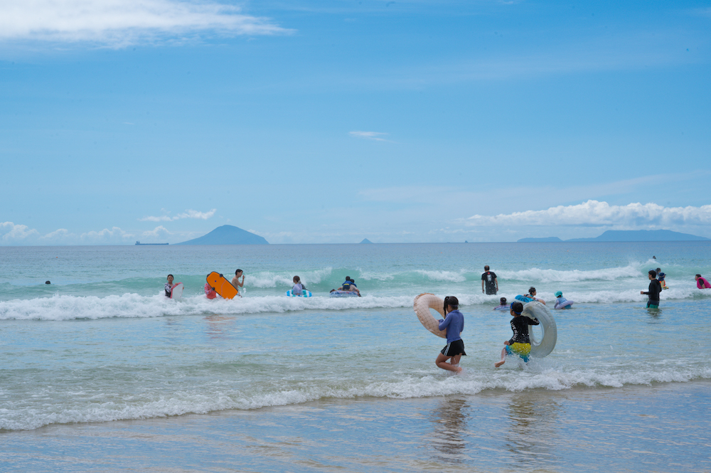 子どもたちが遊ぶ海(白浜大浜)