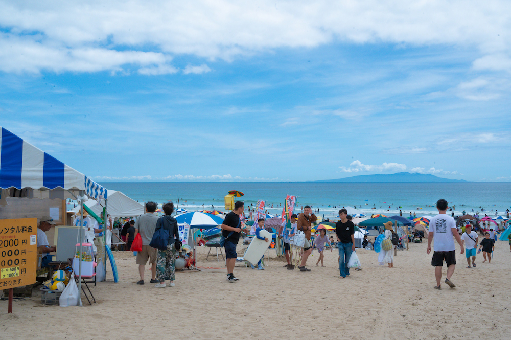 人がにぎわう白浜大浜